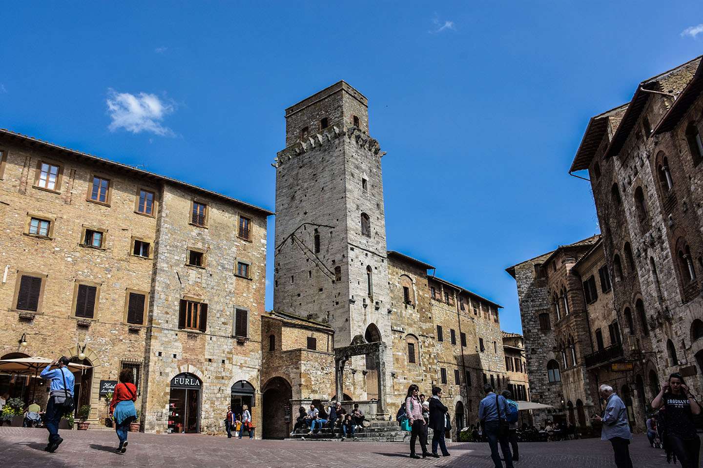 San Gimignano piazza della cisterna